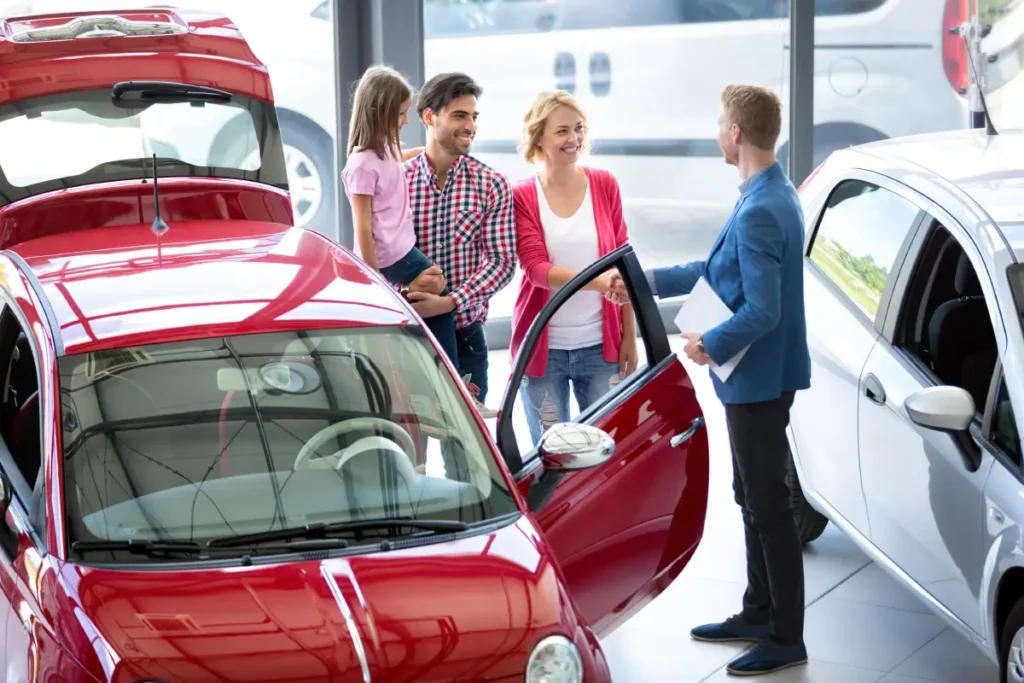 Familie kauft ein neues Auto