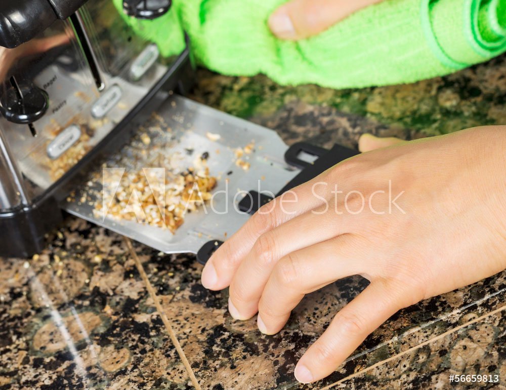 Toaster reinigen - Krümelschublade